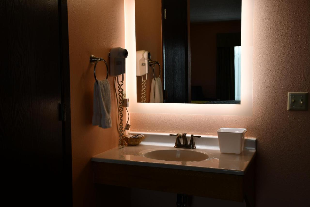 Regency Inn & Suites Faribault מראה חיצוני תמונה